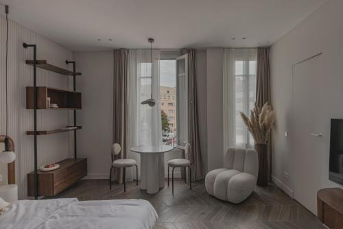 une chambre avec un lit, une table et des chaises dans l'établissement Sleek and New Studio, Monaco, à Beausoleil