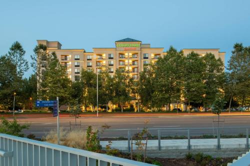 - Vistas a un edificio desde la calle en Courtyard Seattle Sea-Tac Area, en Tukwila