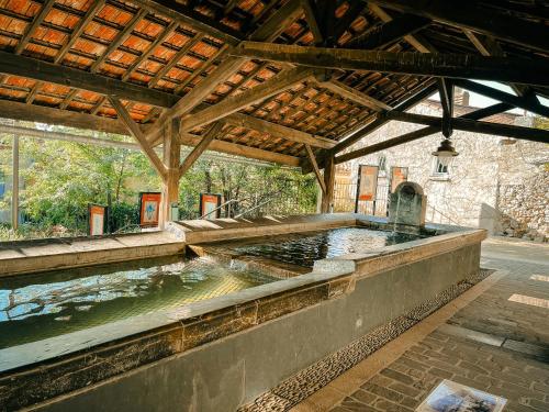 une grande piscine d'eau dans un bâtiment dans l'établissement Rivage de Rêve - Hyères Plage, à Hyères