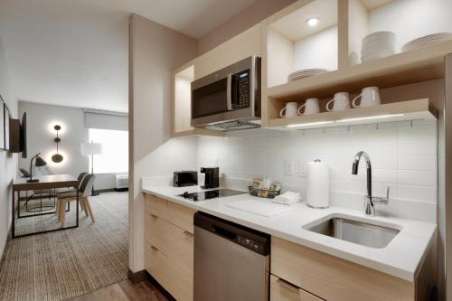 a kitchen with a sink and a microwave at TownePlace Suites by Marriott Show Low in Show Low