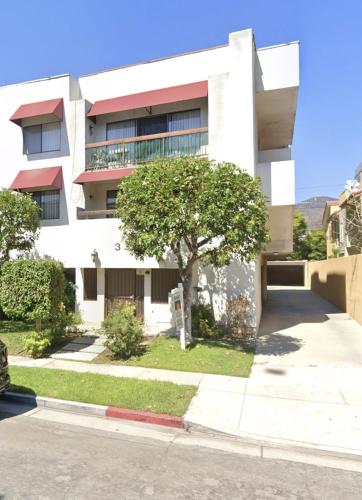 3 Bedroom 2 Bath Apartment Free parking
