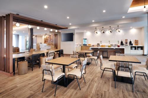 a restaurant with tables and chairs and a bar at TownePlace Suites by Marriott Show Low in Show Low
