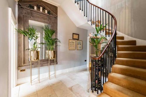 Gambar di galeri bagi Luxury Georgian House With Sauna Sleeps 19-23 di Harleston