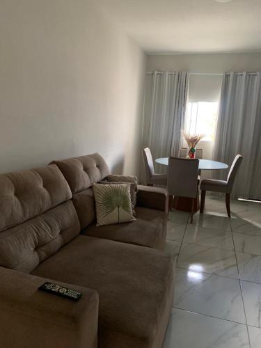 - un salon avec un canapé et une table dans l'établissement Apartamento bancários, à João Pessoa
