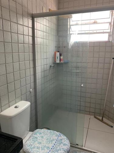 La salle de bains est pourvue d'une douche, de toilettes et d'une baignoire. dans l'établissement Apartamento bancários, à João Pessoa