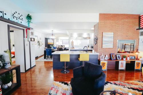 Uma área de estar em Charming Omaha Retreat - Near Zoo & Downtown home