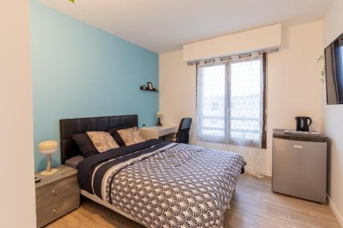 a bedroom with a bed and a window at Le Beau Refuge Parisien de Cergy - Parisian modern flat at Cergy in Cergy