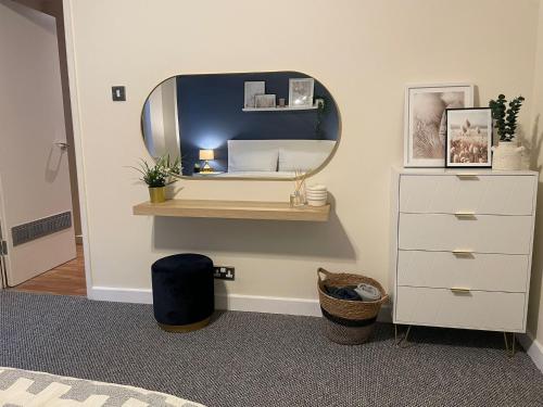 1 dormitorio con espejo en la pared en Modern 2 BDR Flat in Nottingham City Centre with FREE Parking en Nottingham