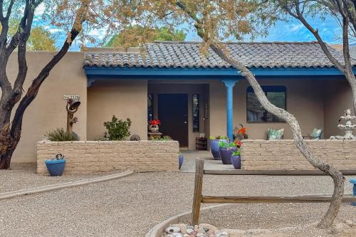 una casa con un banco delante de ella en Fore on the 4th, en Tucson
