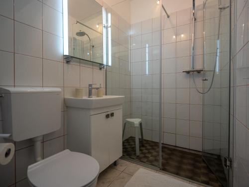ein Badezimmer mit Toilette, Waschbecken und Dusche in der Unterkunft Adam 2 in Stobreč