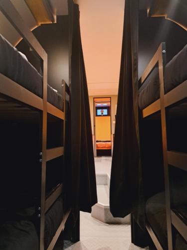 Cette chambre comprend 2 lits superposés et un couloir. dans l'établissement Le Bus - Changer d'air en Moselle, à Longeville-lès-Saint-Avold