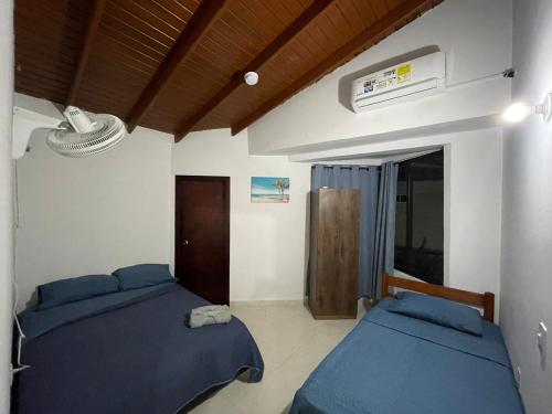 1 dormitorio con 2 camas y aire acondicionado en Hummingbird House, en San Andrés