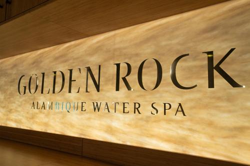 uma placa para o spa aqutico Golden Rock Albuquerque em Alambique - Hotel Resort & Spa no Fundo