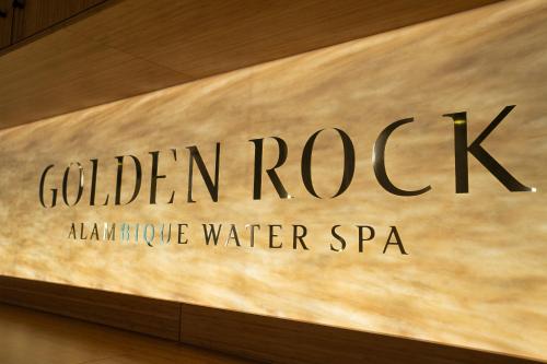 um sinal para o spa aquático Golden Rock albuquerque em Alambique - Hotel Resort & Spa em Fundão