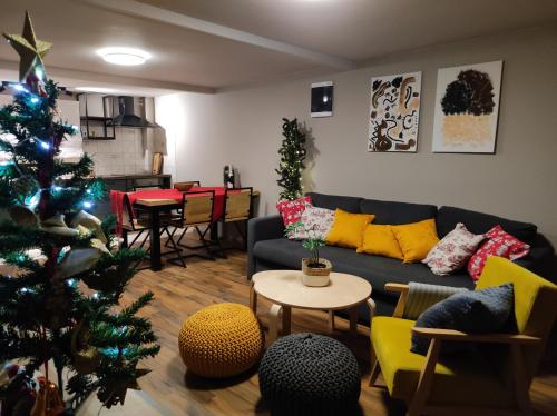 ein Wohnzimmer mit einem Weihnachtsbaum und einer Couch in der Unterkunft Bakino brdo - Granny's hill in Bakovčica