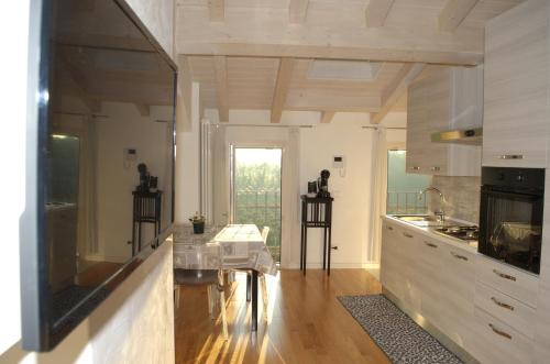 una cucina con tavolo in vetro in una camera di Locazione Turistica Aquila a Verona