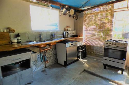 una cucina con lavandino e piano cottura di Yamba Hinterland bush retreat - Vintage bus stay a Dilkoon