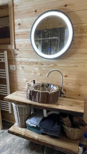 Un baño con un lavabo y un espejo en la pared. en Cottage Kolašin, en Kolašin
