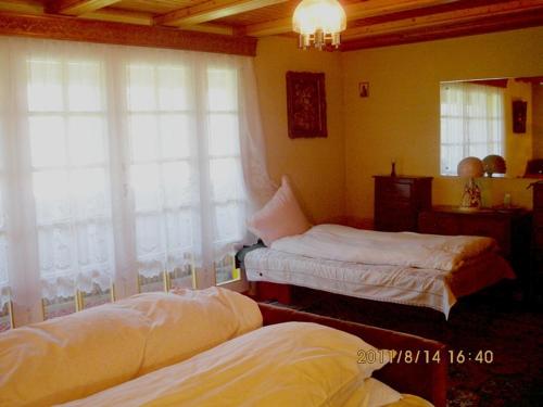 Postel nebo postele na pokoji v ubytování Cazare Poienita