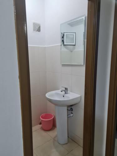 um banheiro com uma pia e um espelho em appart near the Airport and beach Tanger gzenaya 2 rooms em Tânger