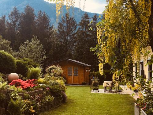 シュピタル・アム・ピュールンにあるHaus Nardinの木造のキャビンを背景に建つ庭園