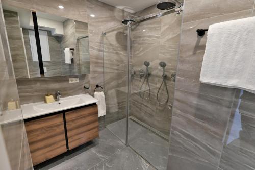 y baño con ducha y lavamanos. en Vienna Lotus Apartments, en Viena