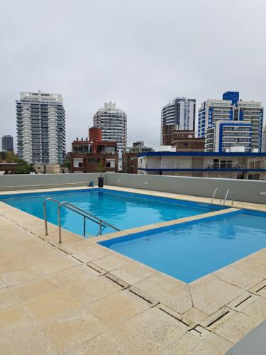 una grande piscina sul tetto di un edificio di Apartamento en Torre Del Plata II a Punta del Este