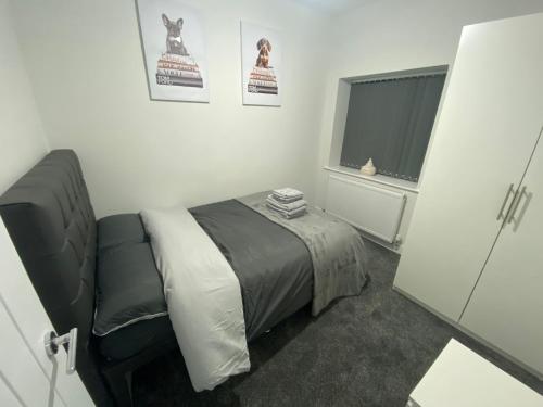 een slaapkamer met een bed en een raam bij Cosy town centre flat in Bolton