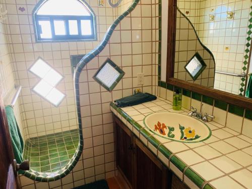 La salle de bains est pourvue d'un lavabo et d'un miroir. dans l'établissement 10 Minute Walk to Pickleball and the Sea of Cortez, à Los Barriles