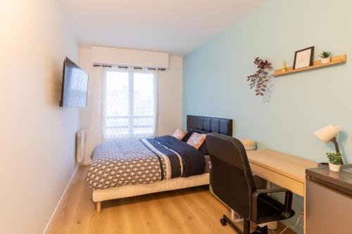 a bedroom with a bed and a desk with a computer at Le Beau Refuge Parisien de Cergy - Parisian modern flat at Cergy in Cergy
