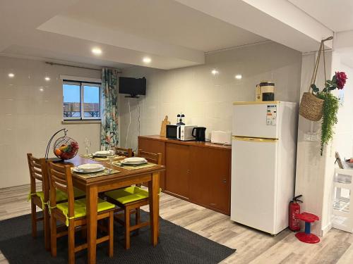 Η κουζίνα ή μικρή κουζίνα στο Casinha Rés do Chão na Nazaré com Quintal e Barbecue