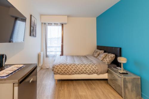 TV a/nebo společenská místnost v ubytování Le Beau Refuge Parisien de Cergy - Parisian modern flat at Cergy