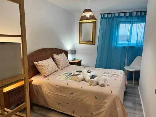 ein Schlafzimmer mit einem Bett mit zwei Handtüchern darauf in der Unterkunft Casinha Rés do Chão na Nazaré com Quintal e Barbecue in Nazaré