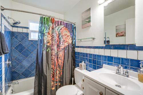 uma casa de banho com uma cortina de chuveiro e um lavatório em Oakland Apartment with Shared Hidden Backyard Oasis! em Oakland