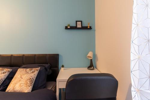 a bedroom with a bed and a desk with a chair at Le Beau Refuge Parisien de Cergy - Parisian modern flat at Cergy in Cergy