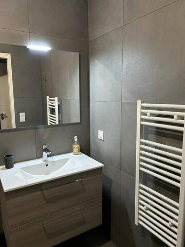 une salle de bain avec un lavabo et un miroir dans l'établissement Les Chalets de Montriond B101, à Montriond