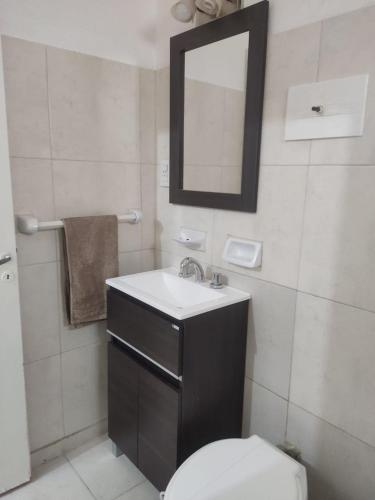 uma casa de banho com um lavatório, um espelho e um WC. em DEPARTAMENTO BARRIO INCONE em Formosa