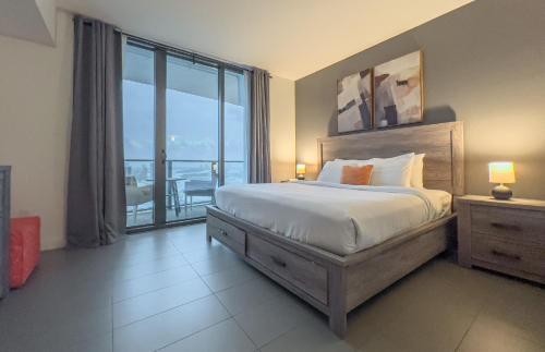 sypialnia z łóżkiem i balkonem z widokiem na okolicę w obiekcie Miami Modern - Lux Amenities Pool & Parking w Miami