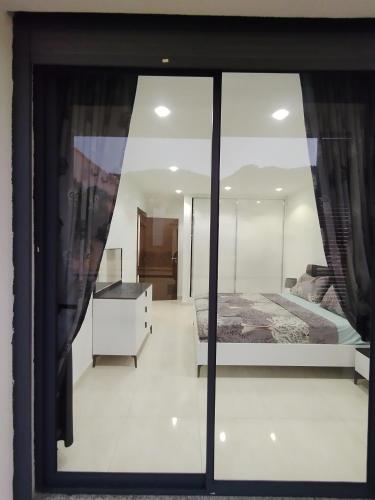 a bedroom with a bed and a mirror at Luxueux Appartement à Tlemcen in Tlemcen