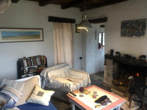 ein Wohnzimmer mit einem Sofa und einem Kamin in der Unterkunft La Peregrina - Posada in La Pedrera