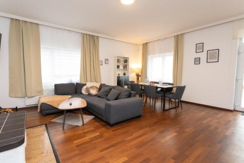 a living room with a couch and a table at Stadthaus mit 2 Schlafzimmern & Wohnzimmer mit Kamin - Kostenloser Privat-Parkplatz auf dem Grundstück in Leipzig