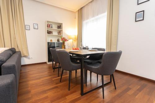 a dining room with a table and chairs at Stadthaus mit 2 Schlafzimmern & Wohnzimmer mit Kamin - Kostenloser Privat-Parkplatz auf dem Grundstück in Leipzig