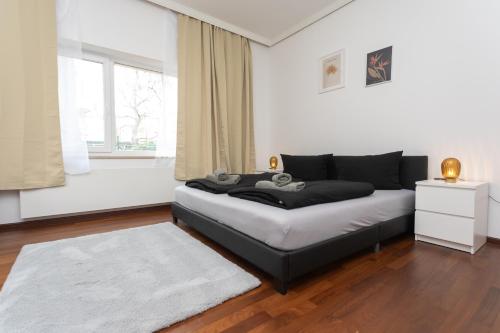 a bedroom with a bed and a window at Stadthaus mit 2 Schlafzimmern & Wohnzimmer mit Kamin - Kostenloser Privat-Parkplatz auf dem Grundstück in Leipzig