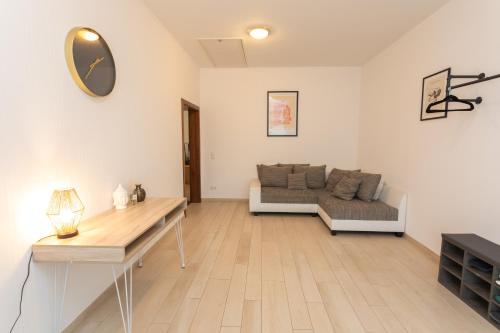 a living room with a couch and a table at Stadthaus mit 2 Schlafzimmern & Wohnzimmer mit Kamin - Kostenloser Privat-Parkplatz auf dem Grundstück in Leipzig