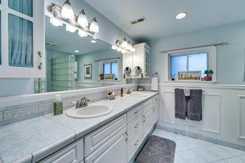 a bathroom with two sinks and a large mirror at East Wenatchee Home about 2 Mi to Columbia River! in East Wenatchee