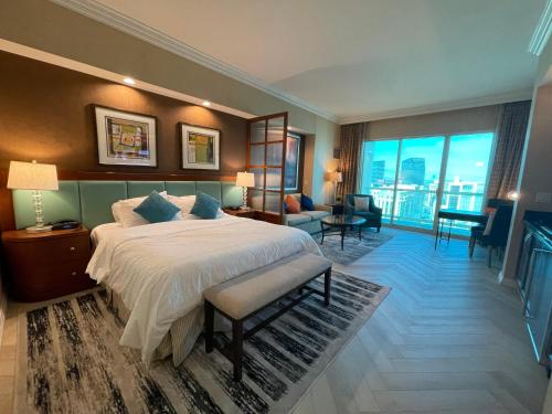 een slaapkamer met een groot bed en een woonkamer bij SIGNATURE MGM TOP 38th FLOOR PENTHOUSE, BEST DELUXE BALONY STRIP VIEW SUITE, NO RESORT FEE, FREE VALET, SHORTEST WALK 2 MGM in Las Vegas