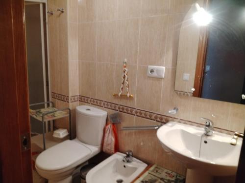 y baño con aseo y lavamanos. en Habitación individual con baño privado, Desayuno y piscina en Alboraya