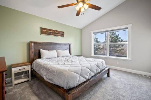 um quarto com uma cama, uma ventoinha de tecto e uma janela em Pet-Friendly, Flexible Extensions, Sleeps 10+ em Colorado Springs