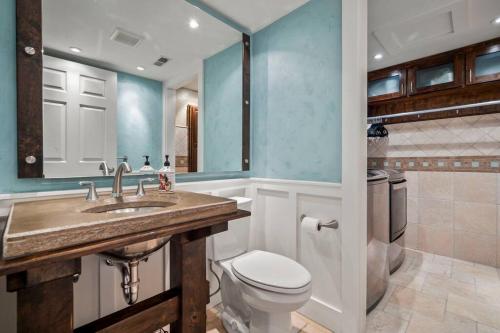 uma casa de banho com um lavatório e um WC em Pet-Friendly, Flexible Extensions, Sleeps 10+ em Colorado Springs