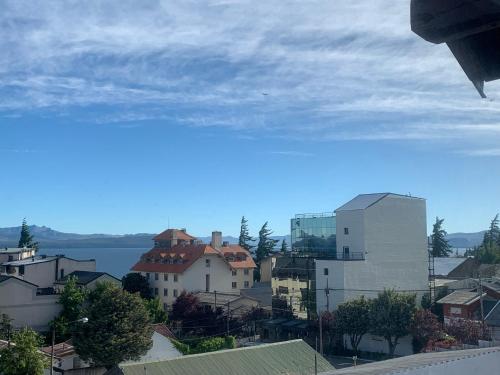 vista su una città con edifici e un bacino d'acqua di CyclosApart - Bariloche a San Carlos de Bariloche